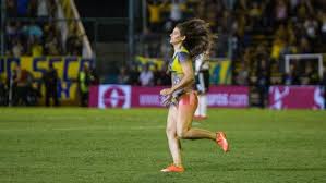 Una joven ingresó este jueves a la noche al campo de juego en pleno partido entre rosario central y river, semidesnuda y con los colores de los principales la mujer irrumpió dentro de la cancha a los ocho minutos del segundo tiempo, vistiendo sólo la parte inferior de la ropa interior y los escudos de. Rosario Central Se Desliga De La Joven Que Hizo Detener El Partido Con River Iusport El Otro Lado Del Deporte