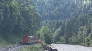 Over 100,000 english translations of german words and phrases. Zugungluck In Osterreich Murtalbahn Entgleist Waggon Kracht In Fluss 15 Verletzte News De