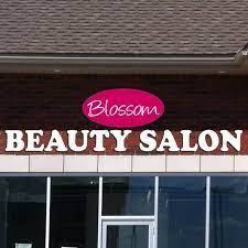 (traducción de google) le pedí a 4 que me cortaran el pelo y obtuve lo que quería. Blossom Beauty Salon Photos Facebook