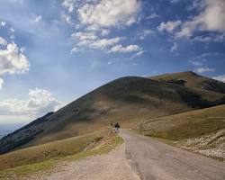 Monte Cucco Umbria trekking, generata con l'AI