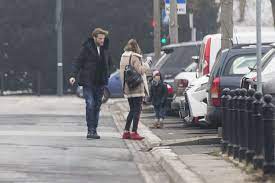 Sebastian fabijański zdobył nagrodę za najlepszy męski debiut aktorski na tegorocznym festiwalu filmowym w. Olga Boladz Z Synem I Sebastianem Fabijanskim Na Spacerze Widac Ze Chlopiec Akceptuje Nowego Narzeczonego Mamy
