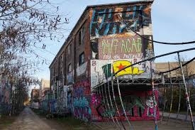 Die Graffitis Von Plagwitz Koffergepackt Leipzig Witze Koffer Packen