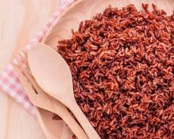 Nasi merah dengan ikan dan sayuran untuk ibu hamil
