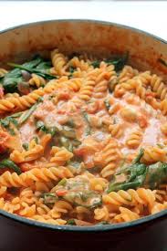 This One Pot Pasta Has A Luxurious Tomato And Mascarpone Sauce Spinach And Fresh Basil A 30 Minute Vegetarian Di Recette Recettes De Cuisine Recette Epinards