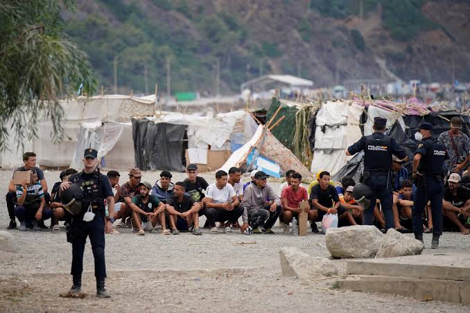 La policía traslada a 864 migrantes a un nuevo espacio habilitado por el Gobierno en Ceuta para evitar que duerman en la calle