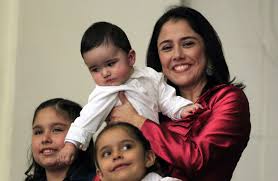Los primeros resultados a boca de urna del balotaje presidencial de este domingo en perú indican un empate técnico entre la candidata de derecha keiko fujimori y su oponente de izquierda pedro castillo, según una encuesta difundida por la consultora ipsos. El Papel Politico De La Primera Dama Incomoda A Muchos En Peru Wsj