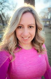 Melanie Metz's Instagram, Twitter & Facebook