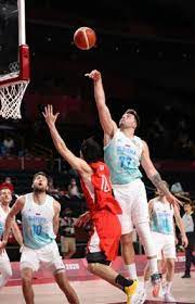 バスケットボール （ basketball 音声 ヘルプ/ファイル ）は、 1891年 に アメリカ の国際ymcaの体育教師、 ネイスミス によって考案されたスポーツで5人対5人の2チームが、一つの ボール を手で扱い、長方形の コート 上の両端に設置された高さ305cm (10ft)、直径45cm (18in)のリング状の バスケット にボールを上方から通すこと（ ゴール ）で得点を競う 球技 である。. Igtet9h08jx2um