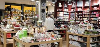 Une petite promenade pour trouver des ustensiles de cuisine (couteaux, poêles, casseroles.) et de pâtisserie (moules, découpoirs.) à paris. Du Bruit Dans La Cuisine Art Culinaire Ustensiles De Cuisine Materiel Epices Pour Les Passionnes De La Cuisine Ustensile Cuisine Cuisine Ustensile