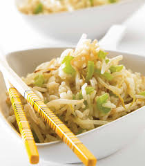 Pela la piel gruesa exterior de la raíz del apio utilizando un pelador de vegetales. Arroz Con Apio Cocina Facil