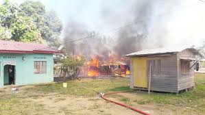 Banyak bentuk rumah sederhana di kampung dengan desain rumah yang sering ditemui di area perkotaan. Tiga Rumah Terbakar 15 Mangsa Hilang Tempat Tinggal Utusan Borneo Online