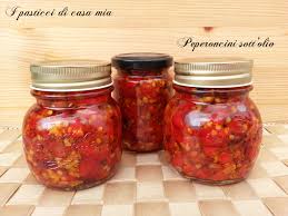 Peperoncini sott'olio, una ricetta che, già dal nome, solletica il palato. Peperoncini Sott Olio Conserva Senza Aceto Solo Olio E Poco Sale