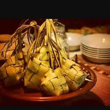 Didihkan air kira sampai ketupat terendam, lalu masukan ketupat masak 5 menit lalu matikan, diamkan selama 30 menit kemudian nyalakan kembali 7 menit matikan lagi. Jual Dapur Bu Mukti Opor Ayam Ketupat Sambal Ati Ampela Rendang Ketupat Paket Lebaran 5 Porsii Online April 2021 Blibli