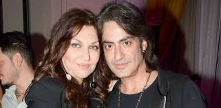 Η γαρμπή κοιτούσε τον σχοινά κι «έλιωνε». Kaith Garmph Dionyshs Sxoinas Kleinoyn 23 Xronia Gamoy H Romantikh Kinhsh Toy Tragoydisth Eikona