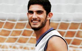 Born 29 november 1996) is a portuguese footballer who plays as a winger, and occasionally as a second striker, for la liga side valencia and the portugal national team. Goncalo Guedes Jogador Envolvido Em Acidente De Viacao Nova Gente
