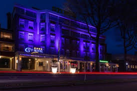 Bandar raya johor bahru telah dianugerahkan taraf 'bandar raya' pada 1 januari 1994 setelah memenuhi syarat dan kriteria utuk kenaikan taraf tersebut. City Hotel Oss Belanda Booking Com