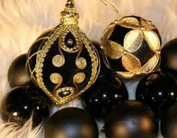 Pink and white marbled glass ball christmas ornament. 54 Super Elegant Black And Gold Christmas Decor Ideas Digsdigs