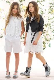Esplora la nostra selezione delle tendenze che torneranno di moda negli anni 2020. Twinset Simona Barbieri Lookbook Girl Abiti Ragazzina Vestiti Da Bambini Abiti Per Bambini