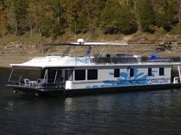 Super 80 houseboats 16′ wide x 80′ long, 6 bedrooms with vanity, 2 bathrooms with shower, full kitchen, television with dvd, flybridge with canopy, sleeps 12 people. 81 Eclipse Houseboat