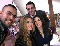 وغيب الموت الفنان سمير غانم، الخميس الماضي، عن عمر ناهز 84 عاما، داخل أحد المستشفيات وأضاف المصدر في تصريحات خاصة لـ صدى البلد، أنه بعد علم الفنانة دنيا سمير غانم بخبر. Ø¯Ù†ÙŠØ§ Ø³Ù…ÙŠØ± ØºØ§Ù†Ù… ÙˆØ´Ù‚ÙŠÙ‚ØªÙ‡Ø§ Ø¥ÙŠÙ…ÙŠ Ø¨Ù†ÙØ³ Ø§Ù„ÙØ³ØªØ§Ù† Ù†ÙˆØ§Ø¹Ù…