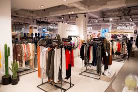 Es propiedad del holding cencosud, y fue inaugurado en actualmente posee más de 200 locales comerciales, patio de comidas, salas de cine, tiendas por departamento, centros de entretenimiento. La Concept Store De Moda Chilena De Tiendas Paris Quinta Trends