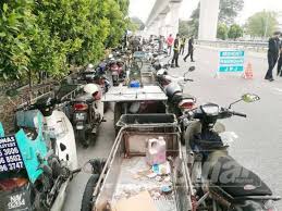 Motor beroda tiga yang dijual pun ada berbagai macam, ada yang matic dan manual sama. Warga Myanmar Ubah Suai Motosikal Jual Barang Lusuh