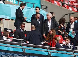 Pangeran william, kate middleton dan putranya juga tampak hadir di wembley. 4hvdor4xllcktm
