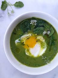 Soupe Aux Epinards Minceur Plaisir Et Vertus Dans L Assiette Marmite Du Monde Soupe Epinard Epinard Recette Soupe
