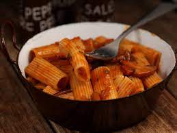 10 min, apoi se adaugă sosul de roșii și se mai fierbe la foc mic pentru încă max. Paste Cu Sos De Rosii Bacon Si Ciuperci