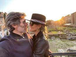 Ils ont choisi de se confiner ensemble, dans le gers, dans le sud de la france, si l'on en croit closer. Laeticia Hallyday Et Jalil Lespert Tout Savoir Closer