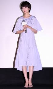 写真特集 全7枚 波瑠 シンプルワンピで品良く 存在感あるリング イヤリングがアクセントに 毎日キレイ 波留 水着 波瑠 スタイル抜群