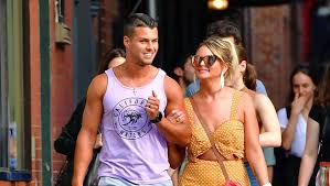 Miranda lambert, 31, must be thanking her lucky stars for all of her wonderful fans. Miranda Lambert Holds Hands With Husband Brendan Mcloughlin Is Happy Hollywood Life