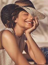EN LAS ALAS DEL SOÑAR - "Sonrisa" En la sonrisa se encuentran escondidas  tantas historias tiernas y alocadas hoy se abre la memoria evocando tiempos  maravillosos épocas coloridas seres grandiosos Es la