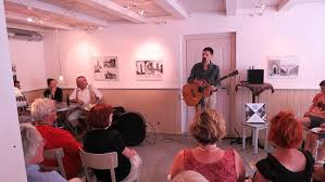 Als mani matter mit nur 36 jahren 1972 bei einem autounfall ums leben kam, war er bereits selbst aber mani matter war nicht nur ein begnadeter dichter, er war staatstheoretiker, philosoph und. Konzert Mani Matter Auf Tschechisch Picture Of Cafe Sabato Osterfingen Tripadvisor