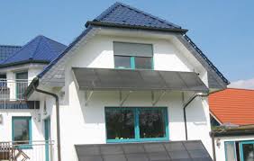 Blaues Dach Und Aufgestanderte Solarkollektoren An Der Fassade Montage Durch Die Hanack Dachdeckerei Gmbh In Mahlow 15831 Dachdeck Dachdecker Dach Fassade