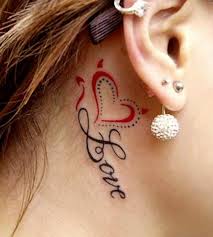 Mini tattoos zum inspirieren, kleines design, rose hinter dem ohr, tattoo hinterm ohr, gebundene die kleinen motive werden in jeder nur erdenklichen stilrichtung hinter die ohren gestochen und sind bei frauen und männern gleichermaßen ein. Tattoo Hinterm Ohr Vorlagen Und Ideen Fur Einen Einzigartigen Wow Effekt