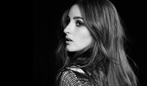 Pin By Grace F On Photography Singer Banks Singer New Music
