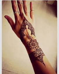 15 Beautiful Hand Tattoos For Both Men And Women Pretty Designs Henna Tattoo Henna Tattoo Designs Henna
