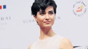 Tuba Buyukustun Yeni Sac Modeli Makyaj Sac Modelleri Sac Bakimi Ve Cilt Bakimi Short Hair Styles Tuba Buyukustun Tuba