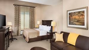 W studio resort suites'te konaklarken iyi bir barbekü restoranı ararsanız, shinmapo mapo galmaegi, moku veya dae jang gum korean restaurant bbq size göre olabilir. King Studio Suite Ayres Hotel Orange