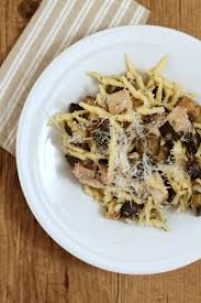 Tutti i formati di pasta si sposano perfettamente con il pesce, dalle linguine con il branzino o con i gamberi, alle bavette con triglie.la pasta corta può essere utilizzata in ricette come i fusilli con il tonno fresco, mezze maniche con scorfano o gli strozzapreti con l'insalata di polpo. Trofie Con Spada Melanzane E Pecorino Un Pinguino In Cucina