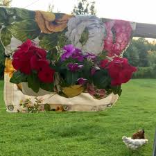 This sturdy deck planter has a clever design so it can rest securely on a 2×4 or 2×6 deck railing or sit on a patio, porch or deck floor without tipping. Diy Deck Rail Planter Beginner Sewing Projects