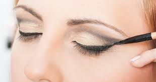 So basically, you draw your line with one hand while the other one is pulling away your lid. How To Apply Eyeliner On Wrinkled Eyelids Avoid These Mistakes 2021