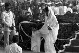 171,985 likes · 931 talking about this. Indianhistorypics On Twitter 1984 Maneka Gandhi With Son Varun At Funeral Of Indira Gandhi