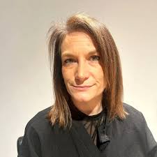 Après un Noël bien chargé en nourriture, cadeaux, rire, Champagne,.... nous  revoilà avec une jolie Brunette. J'espère que vous avez bien été gâté par  le père Noël ?🎅 Maintenant place à la