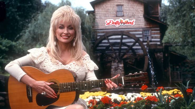 Dolly Parton Announces New Attraction at Dollywood Theme Park - Parade