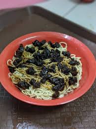 Kolo mee, mee kolo is malaysian dish of dry noodles tossed in a savoury pork and shallot mixture, topped off with fragrant fried onions originated from the state of sarawak, characteristically light and tossed in a transparent sauce. 16 Must Try Muslim Friendly Halal Kolo Mee In Kuching Borneo Foodie