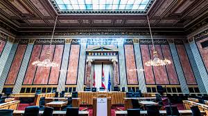 Der bundesrat hat im politischen alltag in österreich sehr wenig einfluss, da er gesetze im normalfall nur aufschieben, aber nicht komplett verhindern kann. Datei Sitzungssaal Des Bundesrates Parlament Wien Jpg Wikipedia