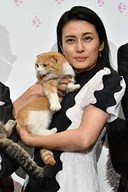 2015年4月13日、柴咲コウさんはインスタグラムに 飼い猫とのツーショット↑ を投稿していますが、 「目が猫と瓜二つ」 と反響を呼んでいました。 鼻. æŸ´å'²ã‚³ã‚¦ ãŒèˆžå°æŒ¨æ‹¶ã«ç™»å ´ çŒ« ã«å‹•ã˜ãªã‹ã£ãŸ ç›´è™Ž ã®å›³ ãƒ‡ã‚¤ãƒªãƒ¼æ–°æ½®