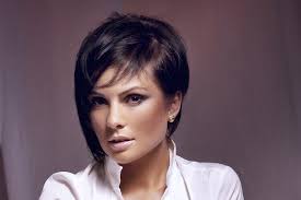 Corte de cabelo que lhe subtrai 10 anos á aparência, com estilo e  modernidade